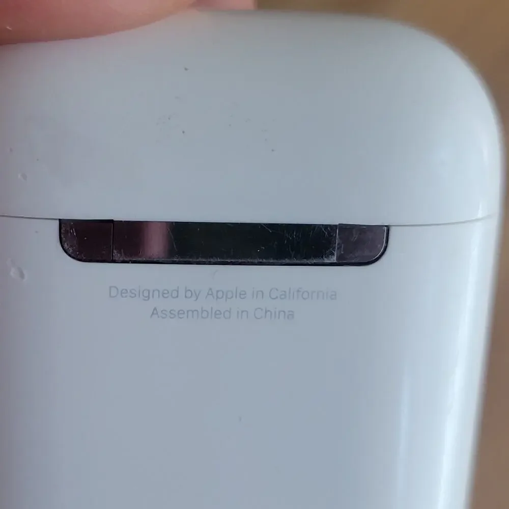 Apple AirPods 2nd Gen RIGHT Earbud A2032 with charging case